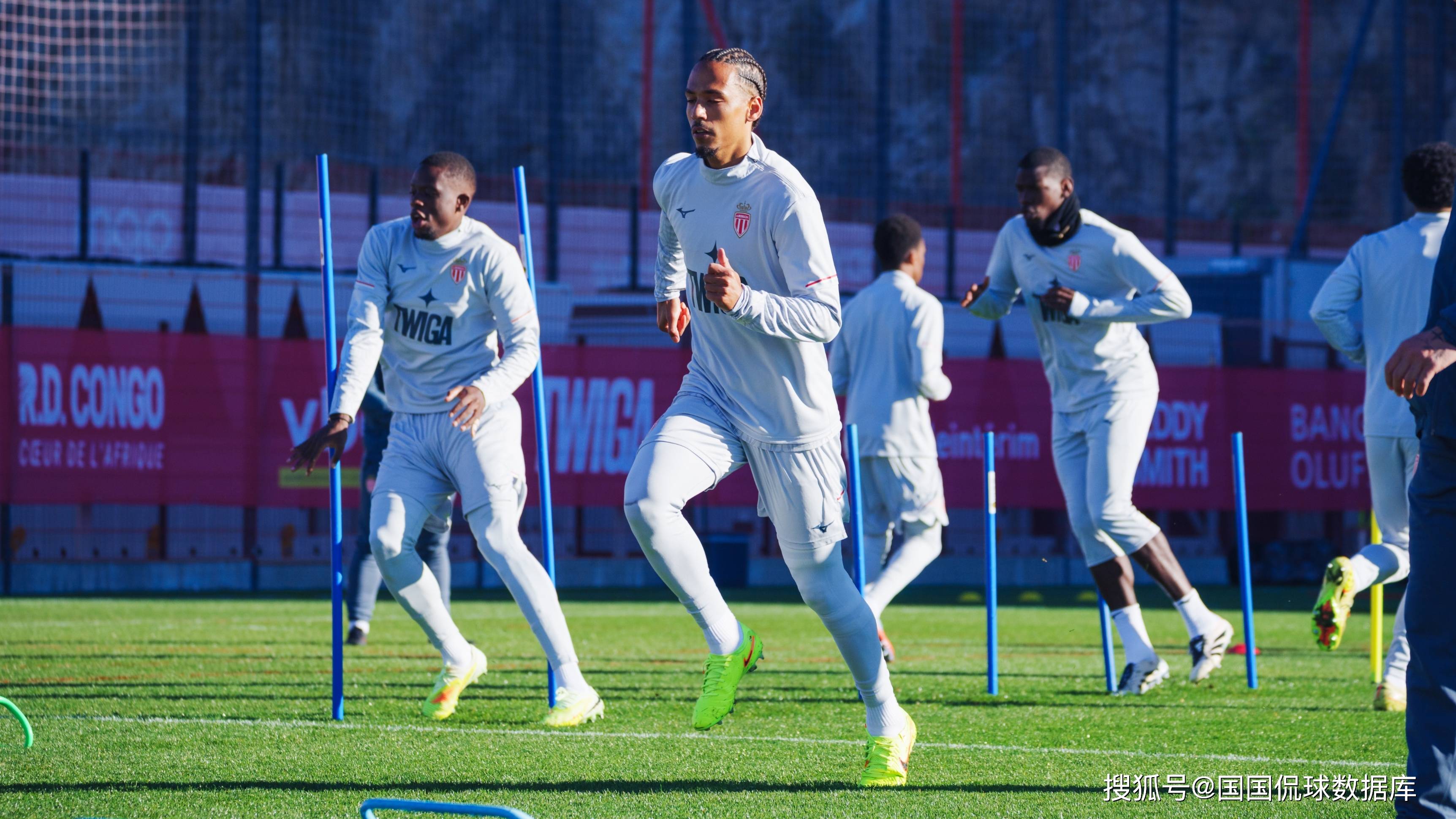 加时末段突围战来临；本菲卡围绕中超更衣室发声；更衣室稳定；赛程密集仍需轮换