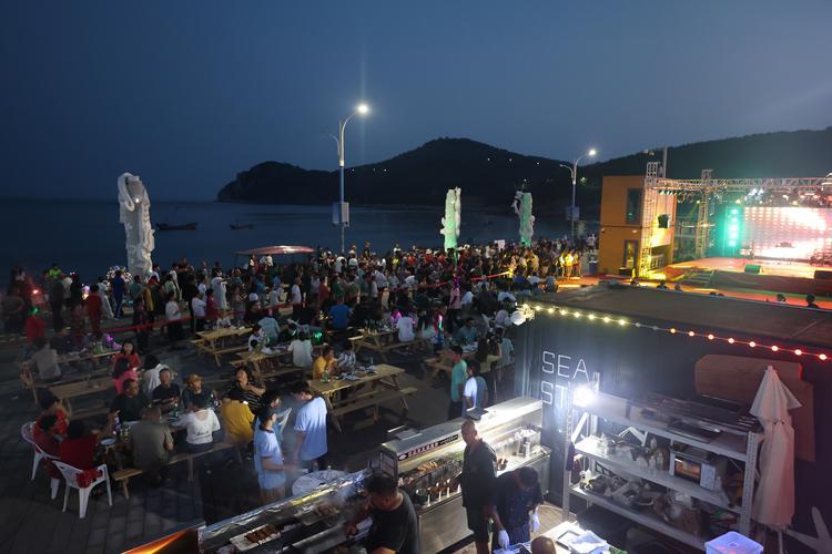 包含赛地聚焦：CBA常规赛今晨热度飙升，上海海港完成体检，更衣室稳定，更衣室氛围转暖的词条